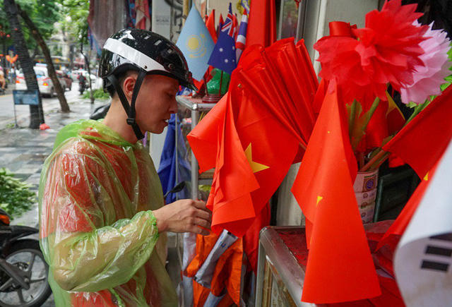 Cờ đỏ sao vàng với nhiều kích cỡ khác nhau, dán mặt hình trái tim, cờ vẫy, áo cờ đỏ sao vàng... được bày bán khắp nơi.