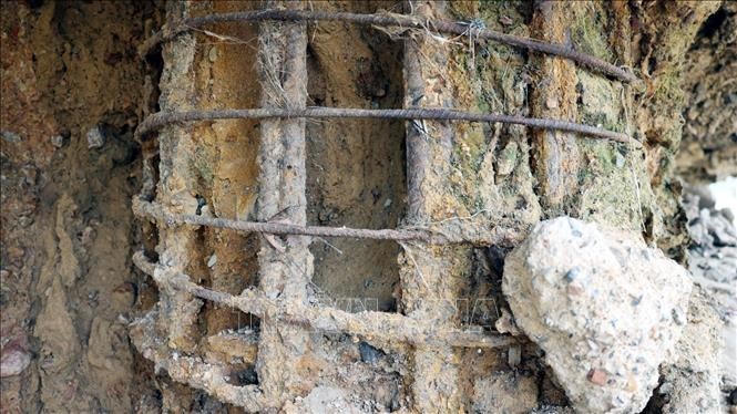 Móng cầu bị xuống cấp, hư hỏng, lộ khung sắt.