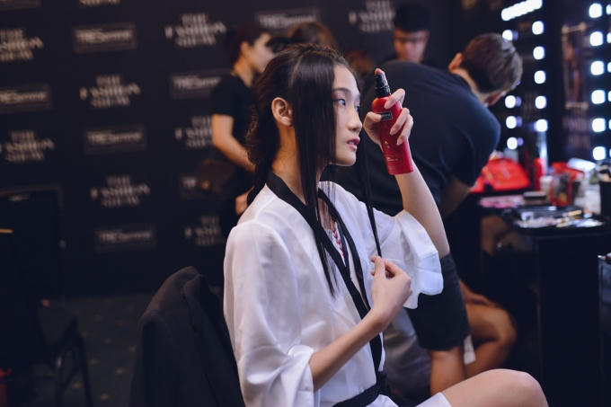 Kha Mỹ Vân đã dành ít thời gian nghỉ ngơi cho bản thân trong khi được các chuyên viên trang điểm, làm tóc.(Photo: Nghĩa Ngô)