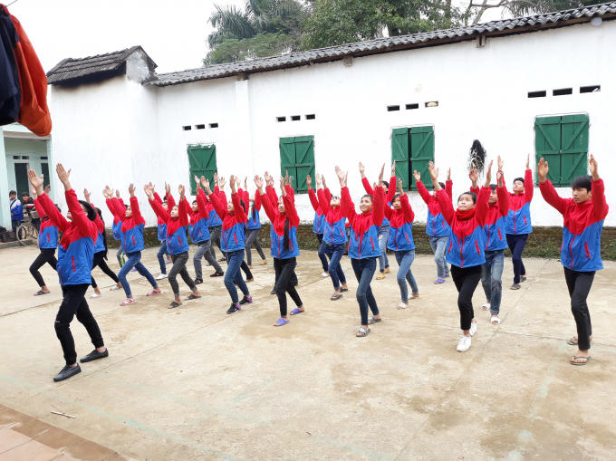 Ngoài các hoạt động trên lớp, các em còn được tham gia thể dục thể thao, vui chơi ngoài giờ học tại khu  vực bán trú cùng thầy cô trong trường.