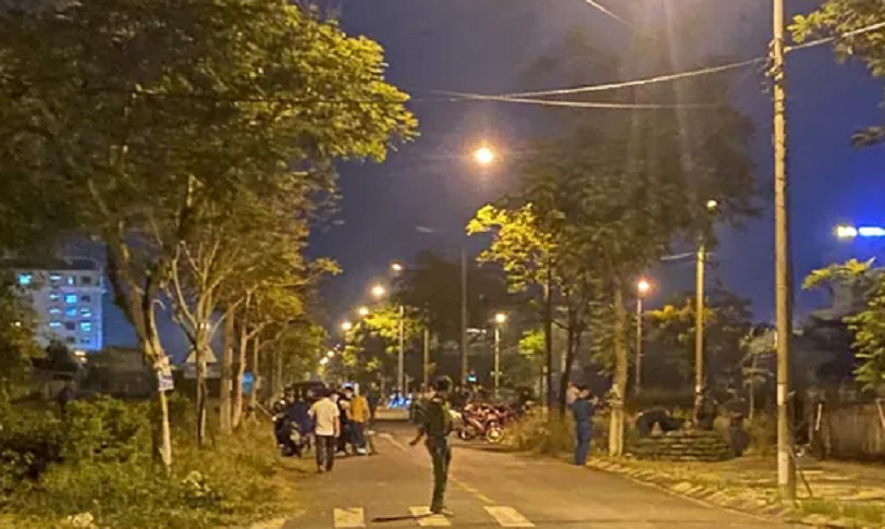 Lực lượng chức năng phong tỏa hiện trường, kiểm tra chiếc vali.