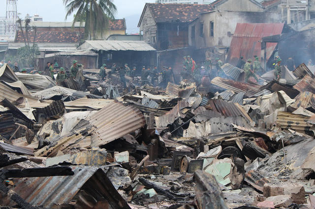 Tại hiện trường, hiện chỉ còn lại các tấm tôn, mọi thứ đã bị thiêu rụi trong đống đổ nát