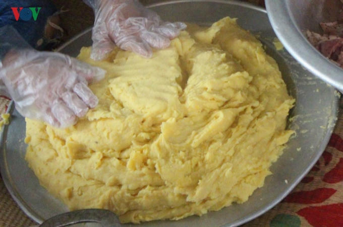 Kh&aacute;c với nhiều nơi kh&aacute;c, tại l&agrave;ng Tranh Kh&uacute;c, đậu xanh t&aacute;ch vỏ sau khi ng&acirc;m sẽ được đồ với ch&uacute;t muối v&agrave; được gi&atilde; nhuyễn trước khi g&oacute;i. Những người c&oacute; kinh nghiệm tại đ&acirc;y cho biết, đậu xanh được đồ trước sẽ nhuyễn, b&ugrave;i hơn khi thưởng thức.