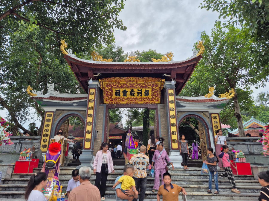 Đông đảo người dân và du khách chiêm bái Thần Vệ quốc Hoàng Bảy tại đền Bảo Hà.
					
				
			
			Đông đảo người dân và du khách chiêm bái Thần Vệ quốc Hoàng Bảy tại đền Bảo Hà.