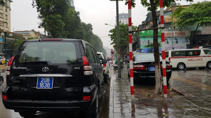 H&agrave;ng loạt xe biển xanh ngang nhi&ecirc;n đỗ chiếm l&ograve;ng lề đường,  &ldquo;bủa v&acirc;y&rdquo; cổng Bộ Y tế