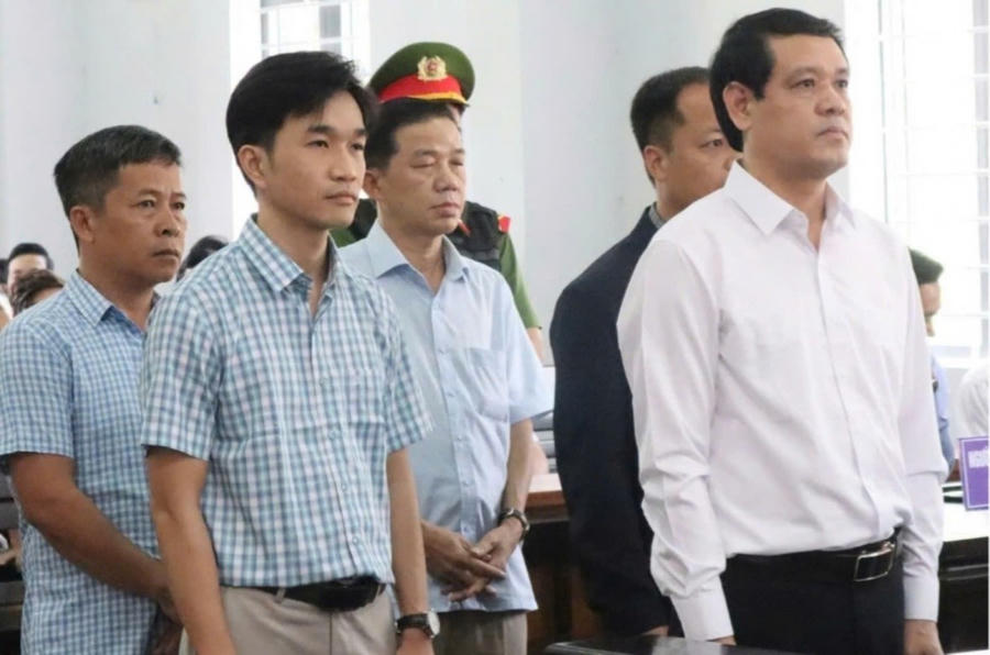 Các bị cáo nghe HĐXX tuyên án. Ảnh: H. T