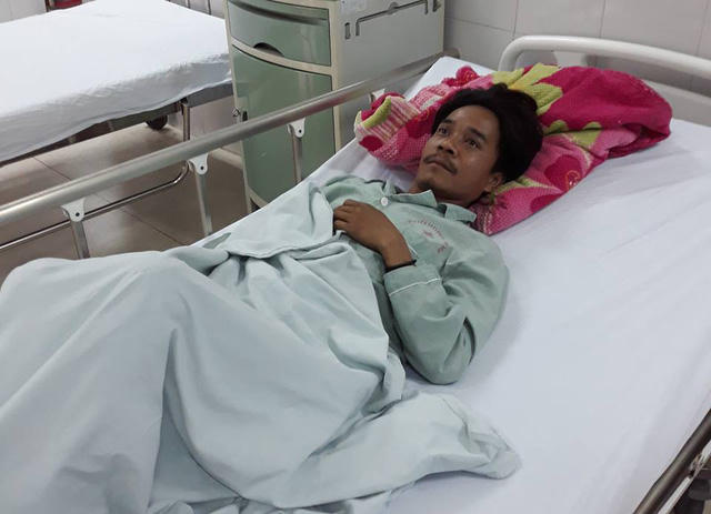 Bệnh nhân Bnướch Gheo có nguy cơ mù mắt do nhiễm độc tố trong rượu.