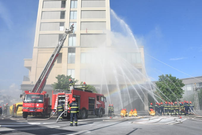 Diễn tập phương án cứu người ra khỏi đám cháy nhà cao tầng.
