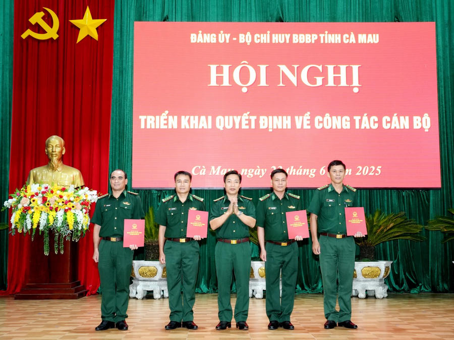 Đại tá Phạm Minh Giang - Bí thư Đảng ủy, Chính ủy BĐBP tỉnh Cà Mau, trao quyết định thăng quân hàm Thượng tá cho các sĩ quan.