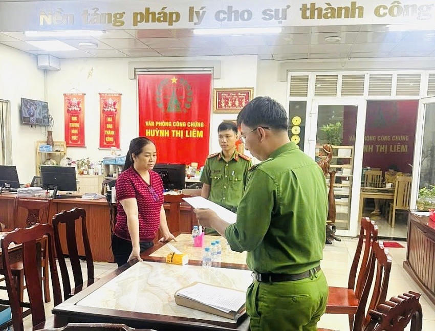 Cơ quan điều tra thi hành lệnh bắt giữ đối tượng Huỳnh Thị Liêm.