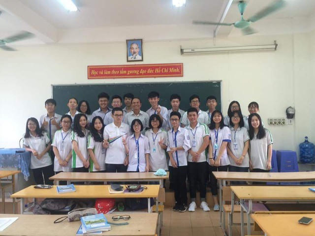 Cường "bác học" bên bạn bè (Ảnh: An Nhiên)
