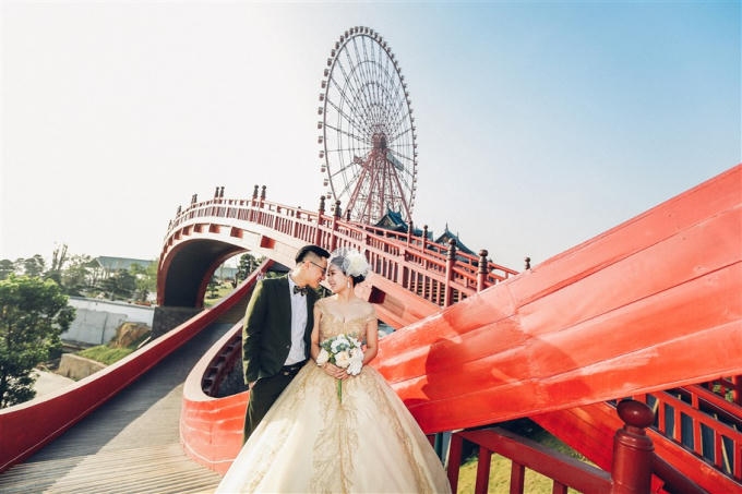 Cũng giống Uy&ecirc;n - Linh, đ&ocirc;i bạn trẻ Ho&agrave;ng- Trang đến từ Hải Ph&ograve;ng cũng đ&atilde; đưa bối cảnh Sun World Halong Complex v&agrave;o bộ h&igrave;nh cưới để đời của m&igrave;nh.  Việt Ho&agrave;ng chia sẻ: &ldquo;Thời gian qua, cộng đồng mạng chia sẻ rất nhiều h&igrave;nh ảnh về Cầu Koi, c&acirc;y cầu biểu trưng cho sự h&ograve;a hợp &acirc;m dương, cho t&igrave;nh y&ecirc;u bền vững. Đ&oacute; l&agrave; l&yacute; do ch&uacute;ng m&igrave;nh muốn c&oacute; một bộ h&igrave;nh cưới tại nơi rất đặc biệt n&agrave;y.&rdquo;