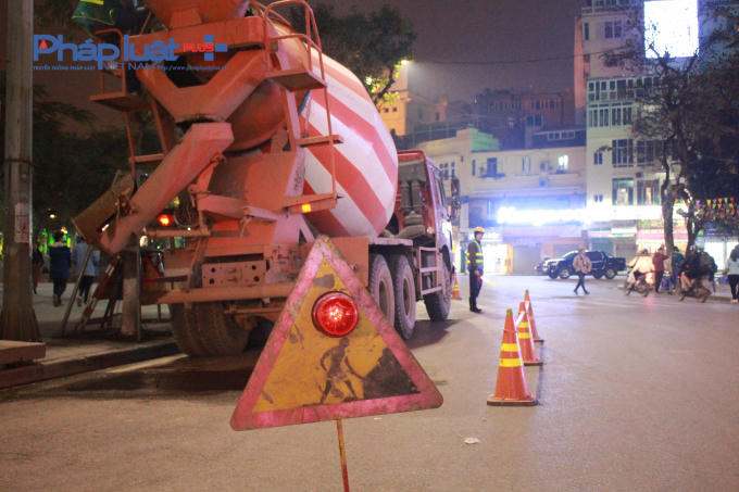 Hàng rào và biển cảnh báo được dựng lên xung quanh khu vực thi công.