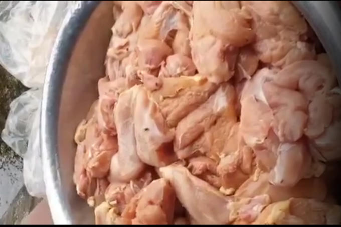 Thịt gà không đảm bảo chất lượng. Ảnh cắt từ clip.