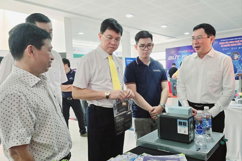 Ông Nguyễn Lưu Trung – Phó Chủ tịch UBND tỉnh Kiên Giang (đứng thứ 3 từ phải qua) và ông Võ Minh Trung – Giám đốc Sở Thông tin và Truyền thông tỉnh Kiên Giang (đứng đầu từ phải qua) tại Chương trình phát động hưởng ứng Ngày chuyển đổi số quốc gia.