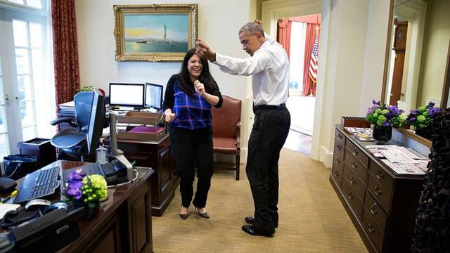 Tổng thống Obama nhảy múa cùng với trợ lý Ferial Govashiri.