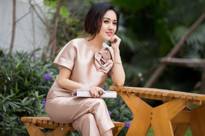 &nbsp;Điểm nhấn của trang phục l&agrave; b&ocirc;ng hoa to bản, c&agrave;ng khiến cho người đi đường kh&ocirc;ng thể rời mắt bởi ngo&agrave;i giọng n&oacute;i ấm &aacute;p, duy&ecirc;n d&aacute;ng, th&igrave; Ho&agrave;i Anh c&ograve;n g&acirc;y được ch&uacute; &yacute; qua c&aacute;c trang phục k&iacute;n đ&aacute;o m&agrave; đầy nữ t&iacute;nh.