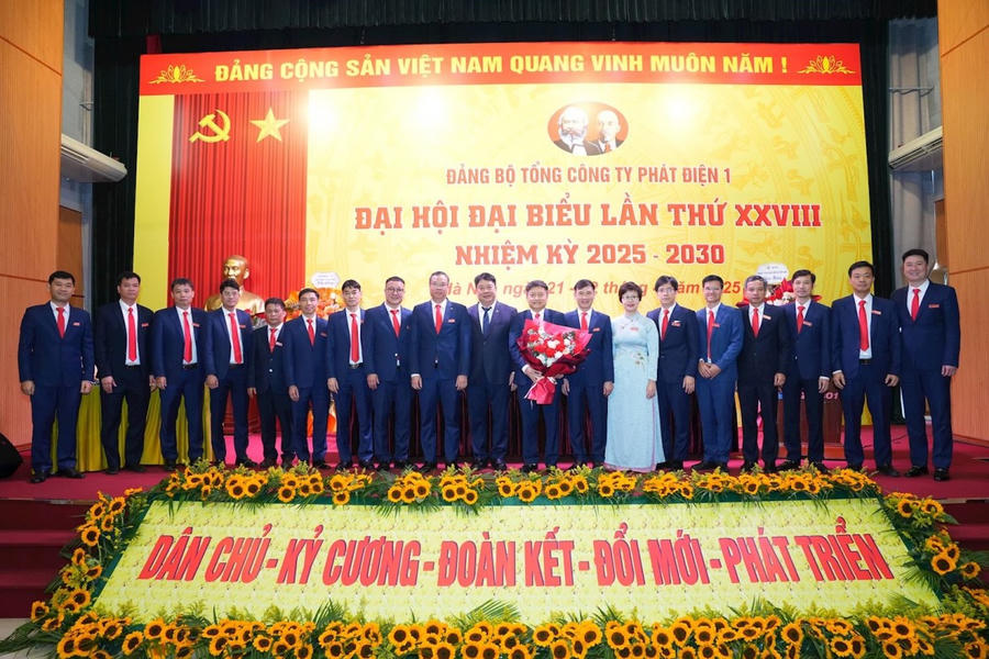 Đồng chí Nguyễn Anh Tuấn - Phó Bí thư Đảng ủy, Thành viên HĐTV, Tổng giám đốc EVN tặng hoa chúc mừng Ban chấp hành Đảng bộ EVNGENCO1 nhiệm kỳ 2025 - 2030