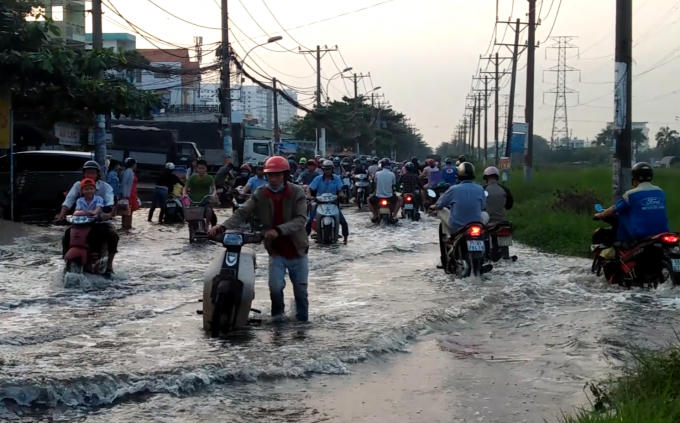 Nhiều xe chết máy phải dắt bộ