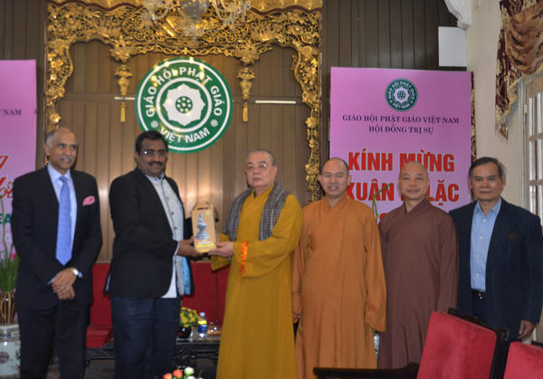 Hai bên trao tặng nhưng món quà lưu niệm thể hiện tình đoàn kết phật giáo giữa 2 nước.