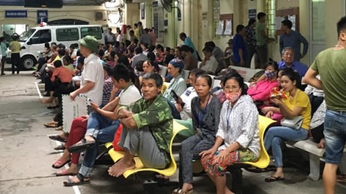 Bệnh nhân chờ khám tại Bệnh viện K