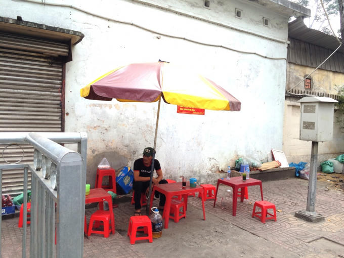 Hàng rong cũng vẫn bày bán trong khu vực cách ly.