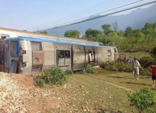Nhiều toa tàu bị lật khỏi đường ray.