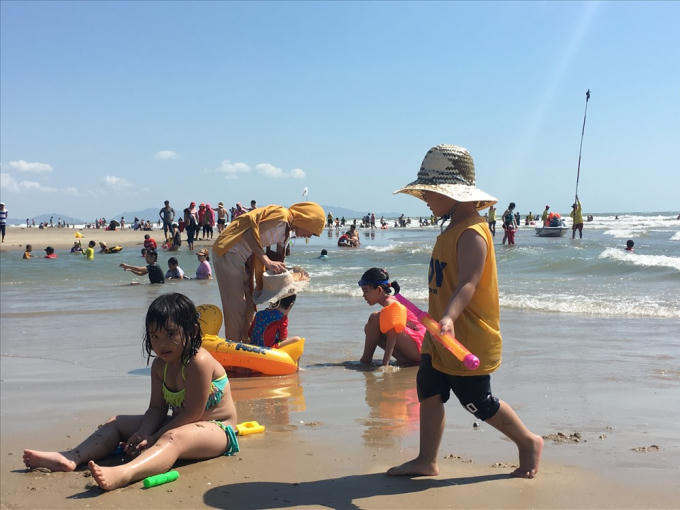 Người d&acirc;n đổ về Vũng T&agrave;u tắm biển những ng&agrave;y Tết tăng đột biến