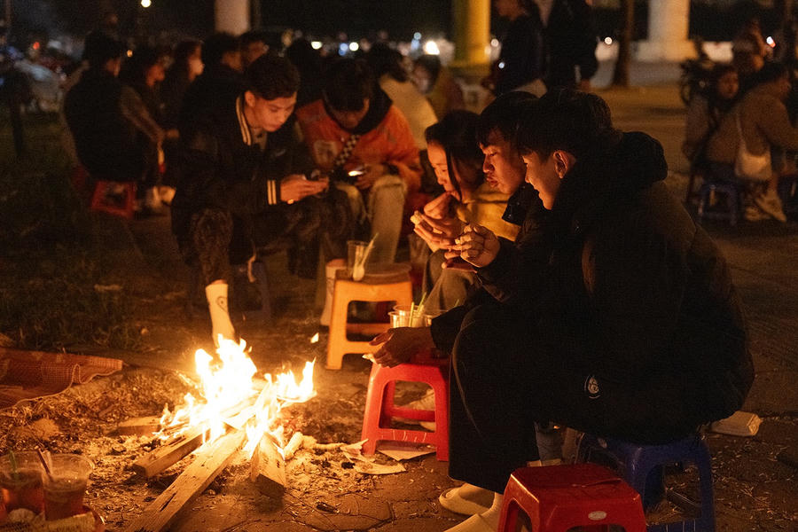 Quán nước ven đường trở nên tấp nập hơn khi có nhiều người đổ ra đường để tận hưởng không khí lạnh sâu nhất từ đầu mùa.