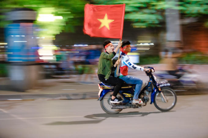 Cầm trên tay lá cở đỏ sao vàng tung bay phấp phới có lẽ là cách thể hiện niềm tự hào dận tộc, tự hào về những chàng trai U23 mãnh liệt nhất....
