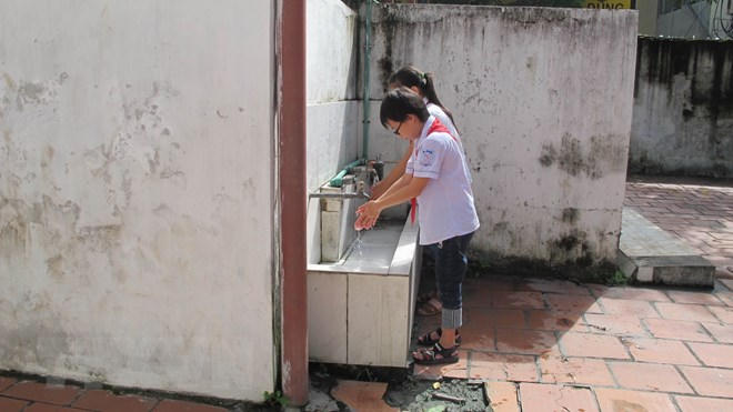 Học sinh trường Tiểu học Lê Hồng Phong, thành phố Ninh Bình (tỉnh Ninh Bình) phải sử dụng nhà vệ sinh xuống cấp. (Ảnh: Hải Yến/TTXVN)