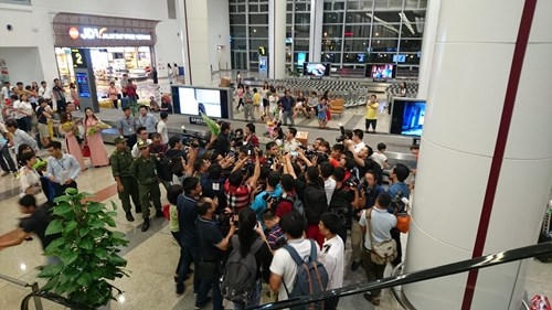 Cuồng nhiệt ch&agrave;o đ&oacute;n 'người h&ugrave;ng' Olympic Ho&agrave;ng Xu&acirc;n Vinh