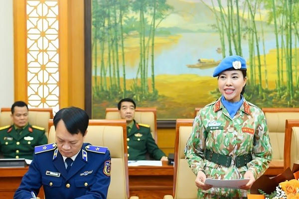 Thượng tá Vũ Thị Liên, nữ sĩ quan đầu tiên của Việt Nam trúng tuyển vào vị trí của Văn phòng Liên hợp quốc phát biểu tại buổi lễ.