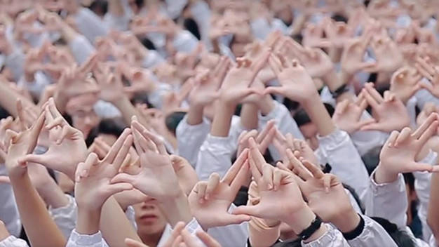 M&agrave;n đồng ca của học sinh Trường Lương Thế Vinh ch&uacute;c thầy mau khỏe.