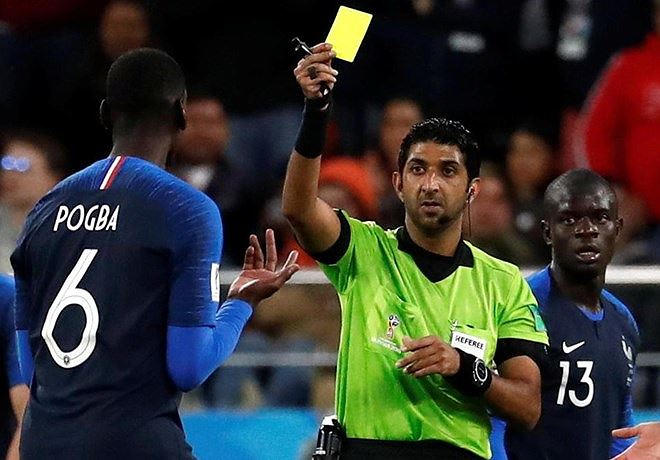 Trọng tài Mohammed Abdulla Hassan Mohamed từng rút thẻ vàng phạt Pogba ở World Cup 2018. (Nguồn: Reuters)