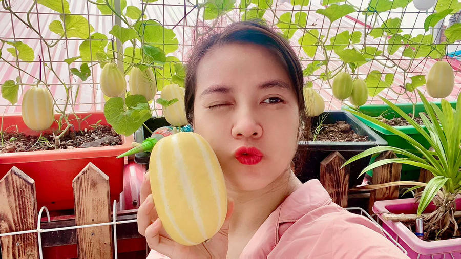 Chị Thùy Linh bên thành quả sáng tối chăm sóc của mình.