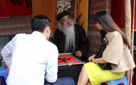 Ông đồ hàn huyên cùng người xin chữ.