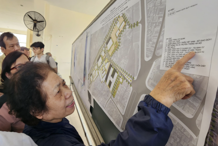 Cư dân xem phương án thiết kế khu tập thể Hào Nam (quận Đống Đa).