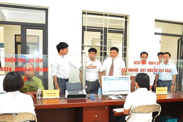 Các đại biểu tham quan Trung tâm hành chính công xã Hồng Quang.