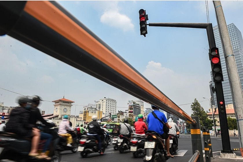 Từ 2025, vượt đèn đỏ, đi ngược chiều bị phạt tới 20 triệu đồng.