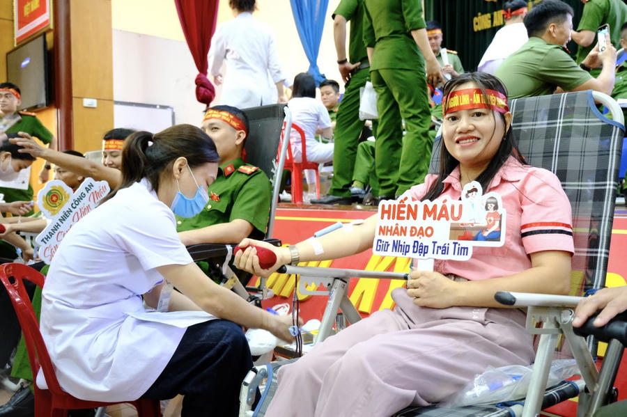Ý nghĩa chương trình "Giọt máu người lính - ấm tình yêu thương" - Ảnh Công an Hà Tĩnh.