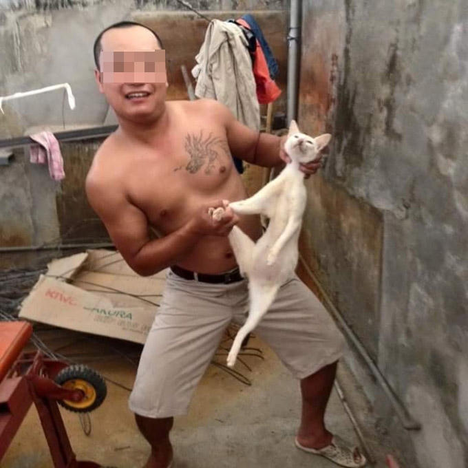 Người đàn ông hả hê chụp ảnh... "tự sướng".