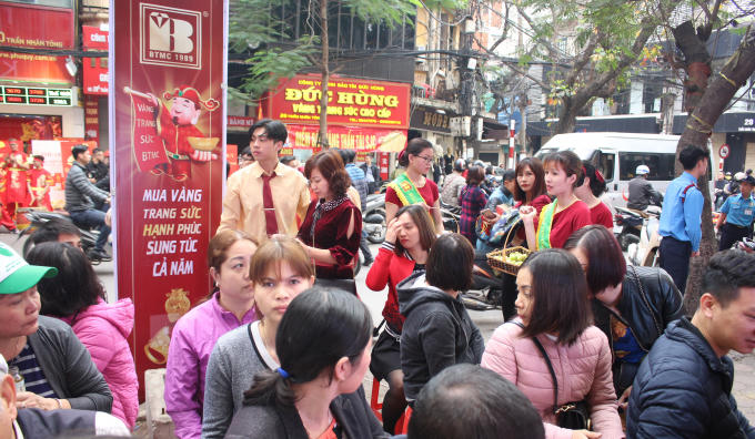 Từ 6h30, cửa hàng kinh doanh vàng bạc Bảo Tín Minh Châu trên đường Trần Nhân Tông mới mở cửa. Lúc này khách đã xếp hàng dài ra tận lề đường.
