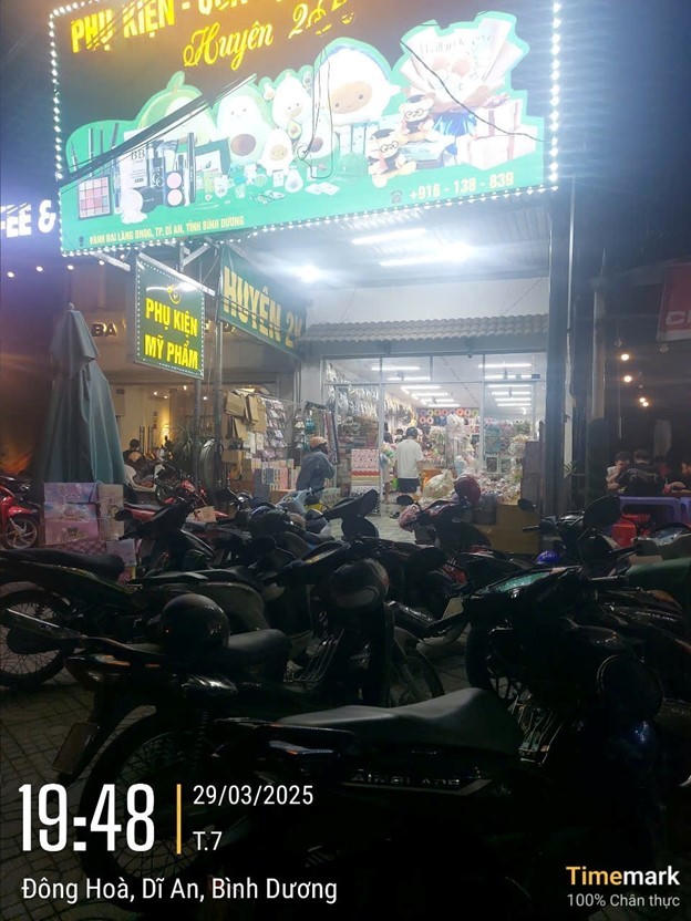 Hình ảnh Cửa hàng buổi tối vẫn tấp nập khách mua thời gian trước khi xảy ra vụ việc bị đăng tin sai sự thật (ảnh: Camera Cửa hàng cung cấp)