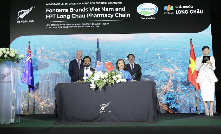 Lễ ký kết hợp tác chiến lược FPT Long Châu và Anlene (thuộc tập đoàn Fonterra tại New Zealand).