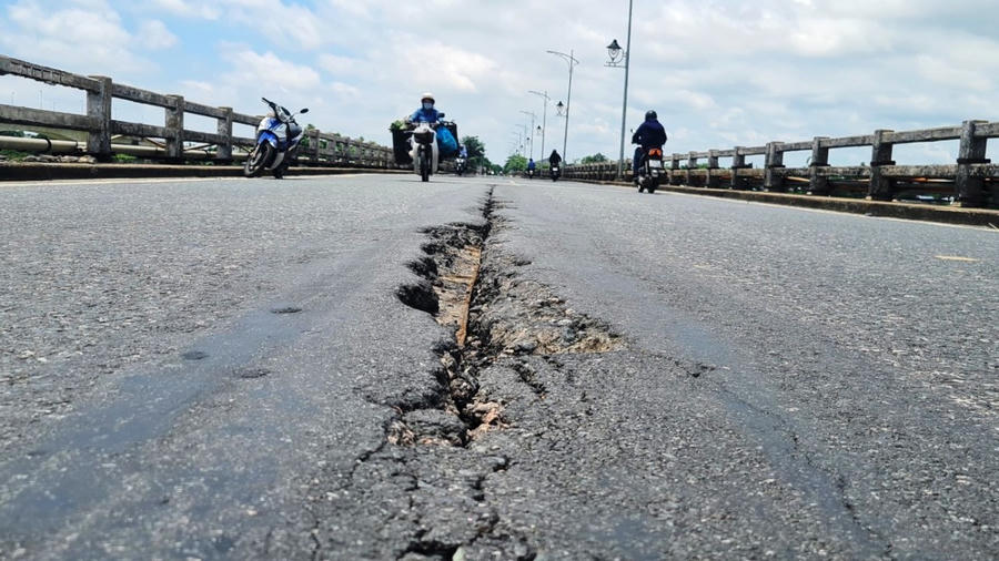 Cầu Câu Lâu cũ đã xuống cấp, hư hỏng hiện đang được sửa chữa. (Ảnh: Công Huy).