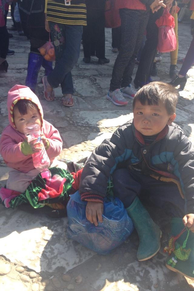 Những khuôn mặt nhem nhuốc mưu sinh giữa ngày mùa Đông lạnh giá (ảnh Thanh Huyền)