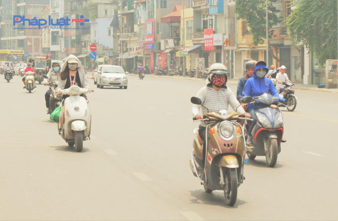 Khẩu trang, áo chống nắng... trở thành những phụ kiện không thể thiếu của người dân Thủ đô vào những ngày này.