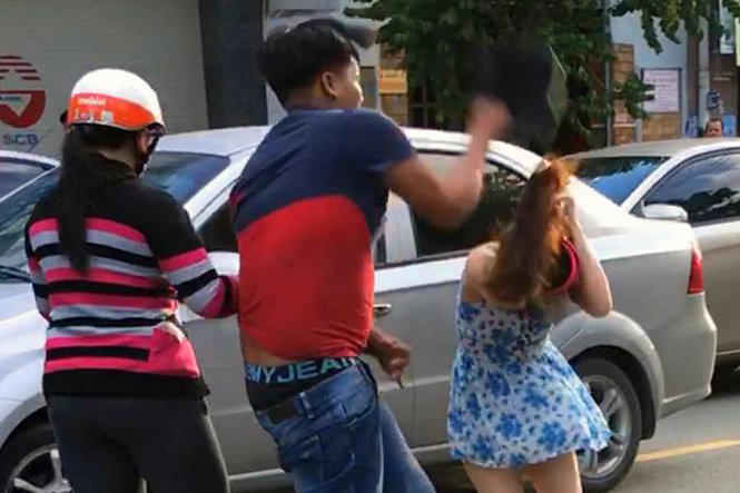 Tâm dùng mũ bảo hiểm tấn công chị Hà.