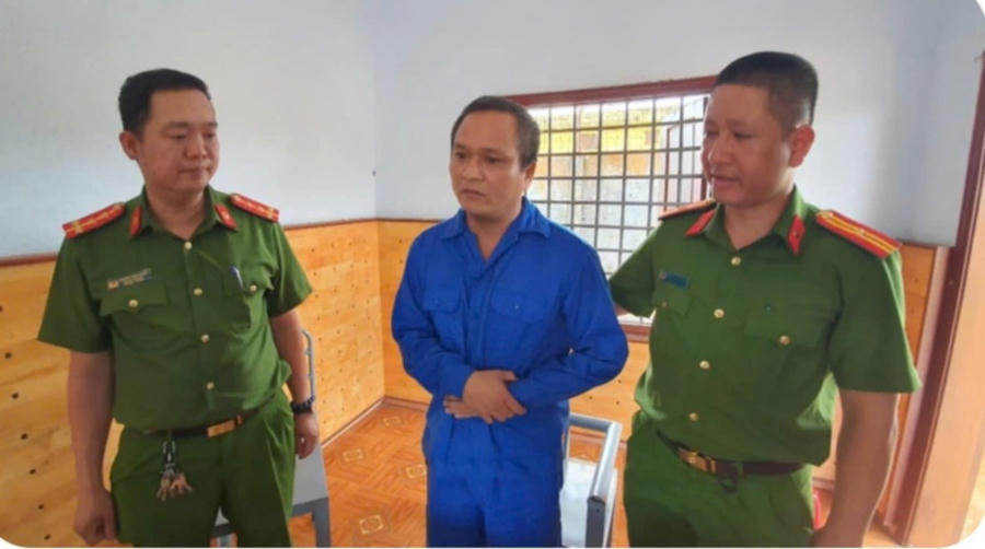 Công an dẫn giải đối tượng về trụ sở để phục vụ công tác điều tra